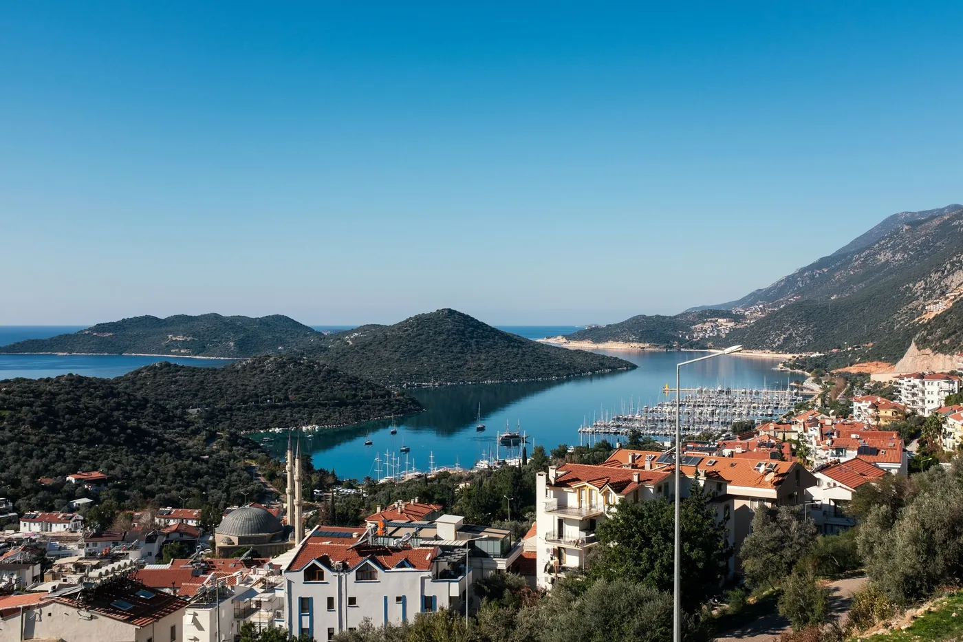 Kaş aan de Turkse Rivièra met de jachthaven en de baai
