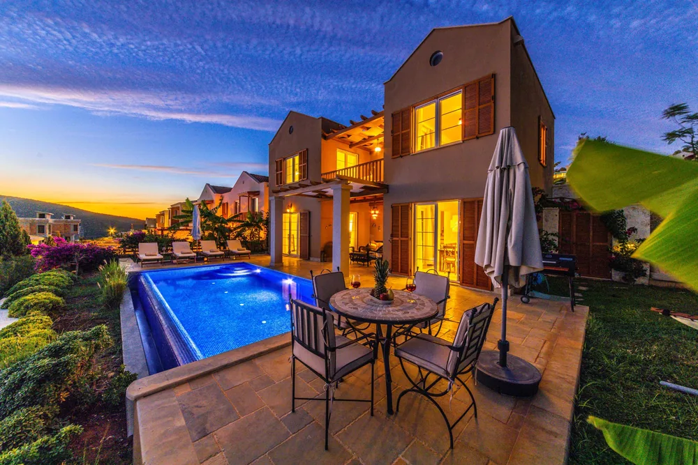 Villa met privézwembad in Kalkan in de avondschemering